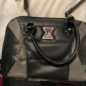 Black widow body crossbag